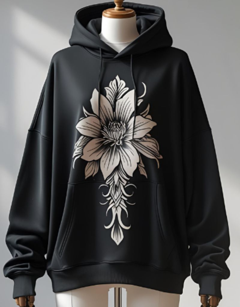 Schwarzer Unisex-Hoody mit weißem floralem Frontdesign auf Schneiderpuppe vor hellem Hintergrund